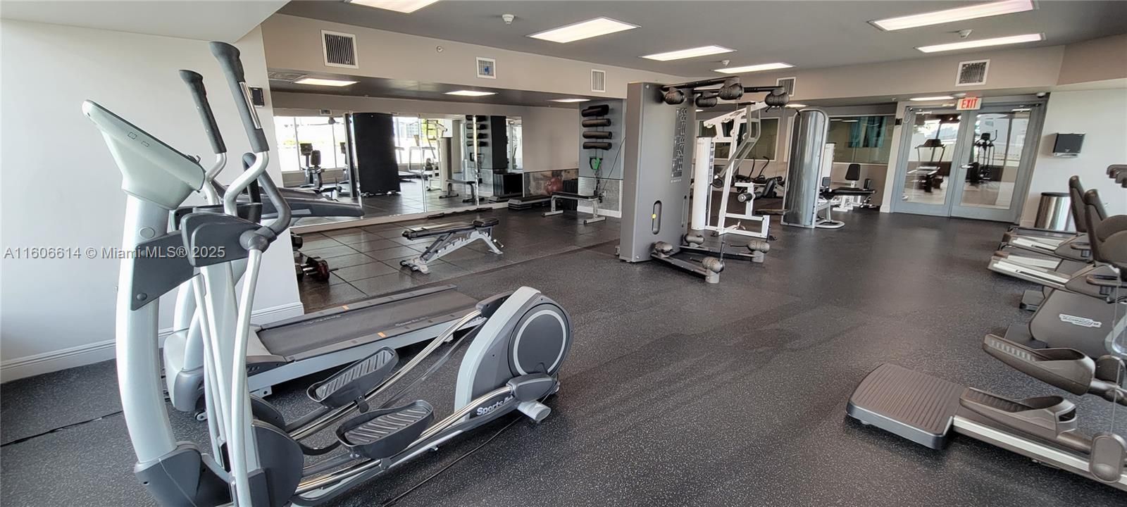 For Sale: $349,500 (1 beds, 1 baths, 734 Square Feet)