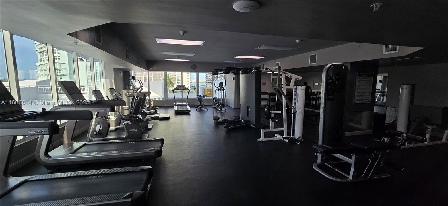 For Sale: $349,500 (1 beds, 1 baths, 734 Square Feet)