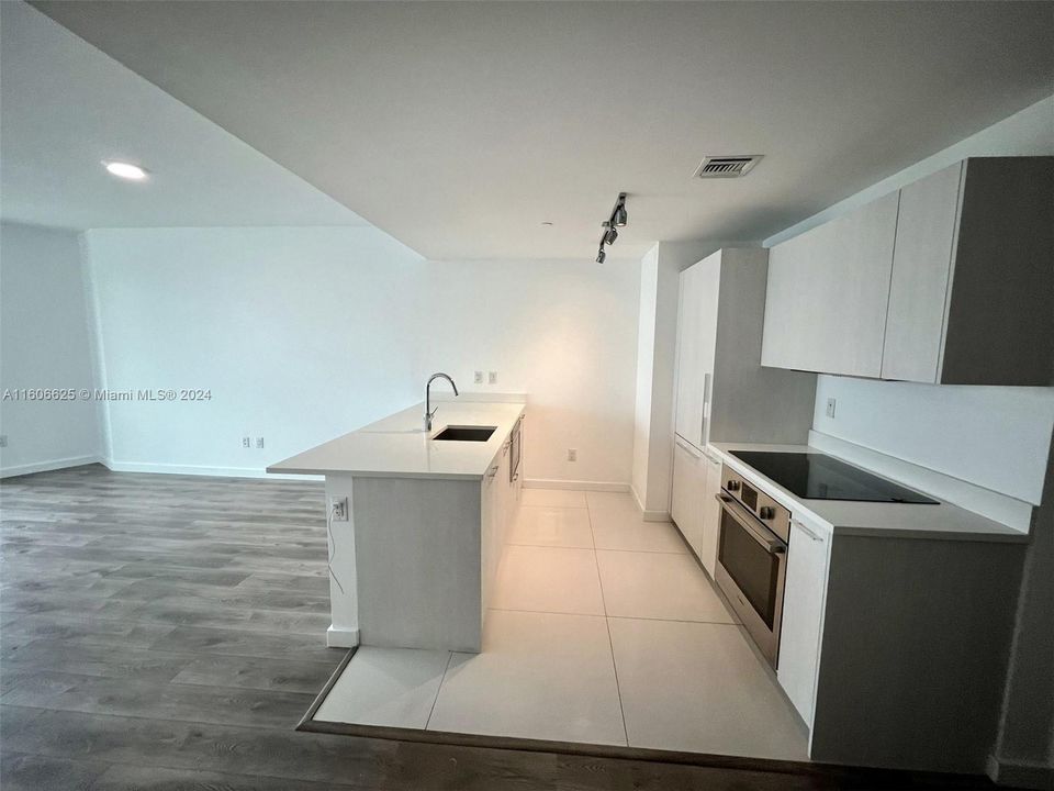 Active With Contract: $4,100 (2 beds, 2 baths, 1141 Square Feet)