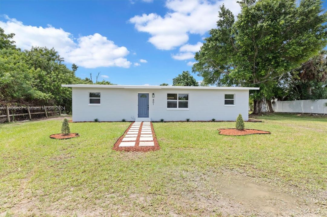 For Sale: $300,000 (3 beds, 2 baths, 1152 Square Feet)