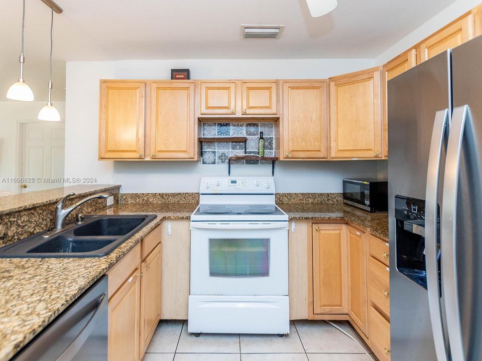 For Rent: $3,000 (2 beds, 2 baths, 970 Square Feet)