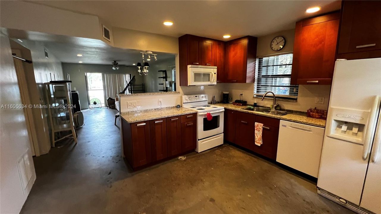 For Sale: $185,000 (2 beds, 2 baths, 1015 Square Feet)