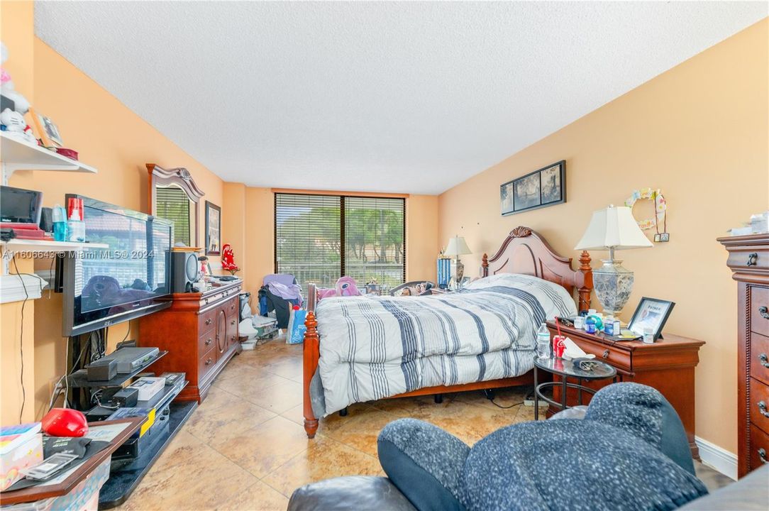 For Sale: $365,000 (2 beds, 2 baths, 1294 Square Feet)