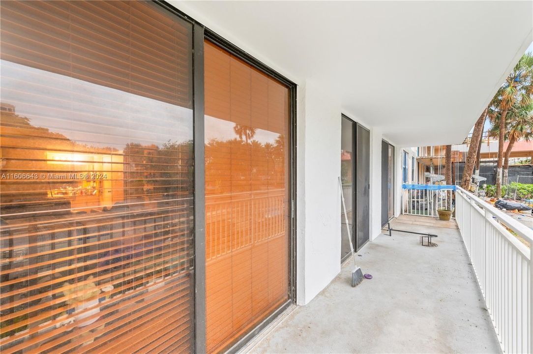 For Sale: $365,000 (2 beds, 2 baths, 1294 Square Feet)