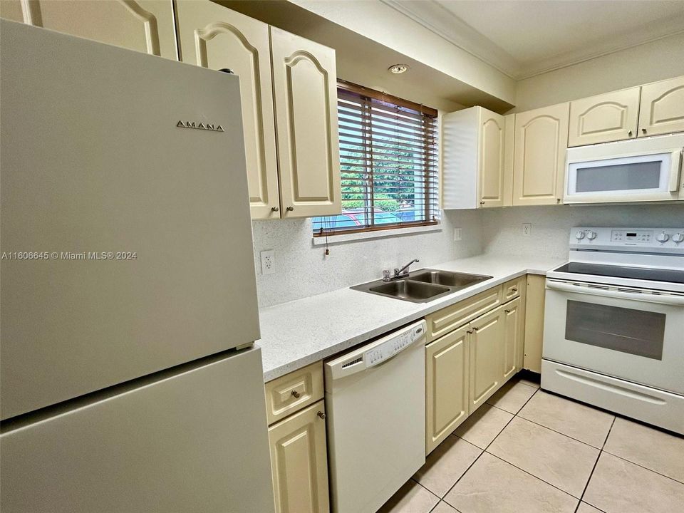 Active With Contract: $2,500 (2 beds, 2 baths, 1101 Square Feet)