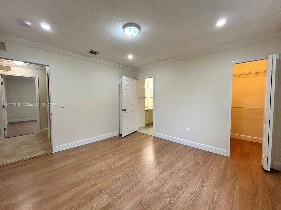 Active With Contract: $2,500 (2 beds, 2 baths, 1101 Square Feet)