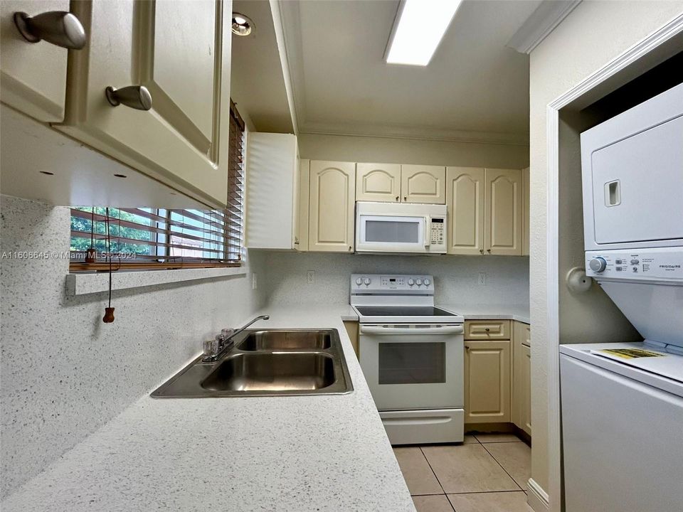 Active With Contract: $2,500 (2 beds, 2 baths, 1101 Square Feet)