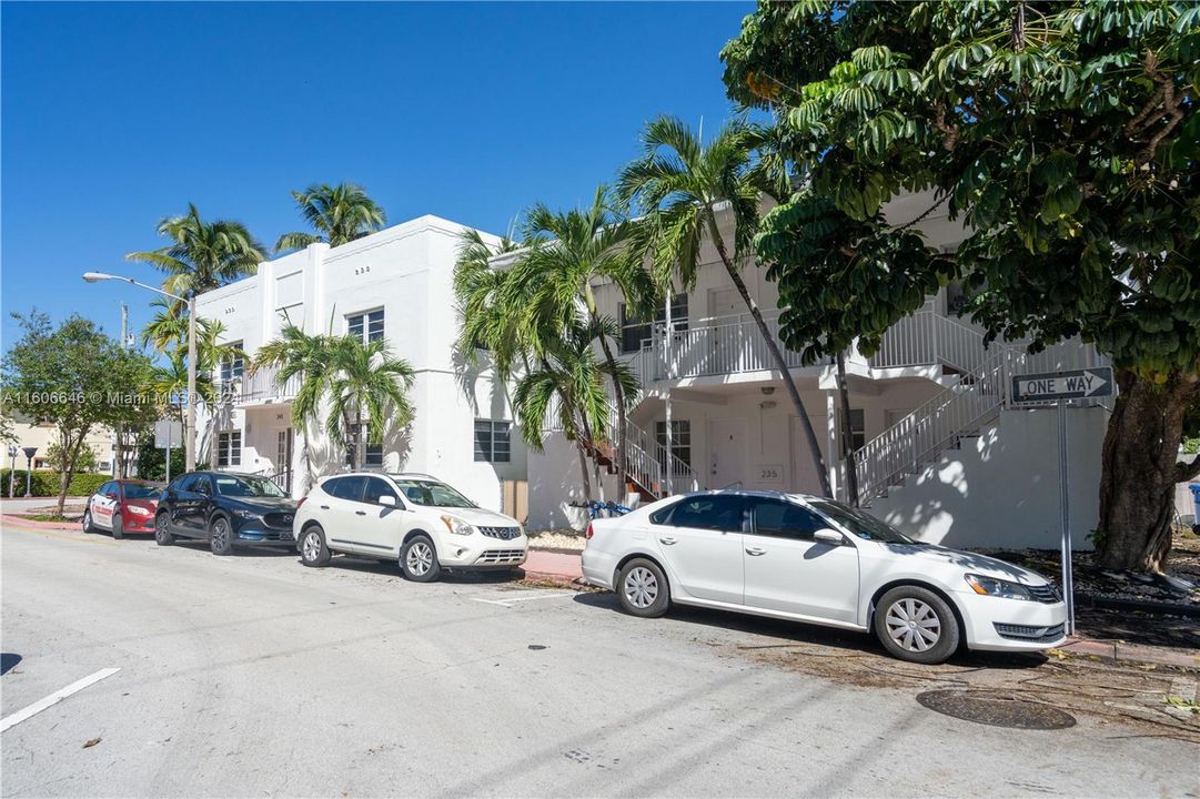Active With Contract: $1,700 (0 beds, 1 baths, 552 Square Feet)