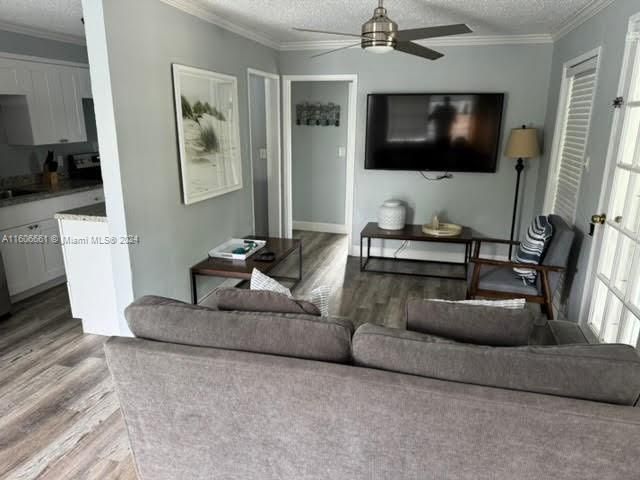 For Rent: $2,400 (1 beds, 1 baths, 700 Square Feet)