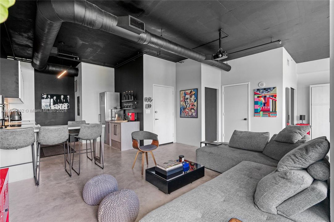 For Sale: $420,000 (1 beds, 1 baths, 728 Square Feet)