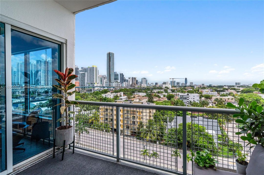 For Sale: $420,000 (1 beds, 1 baths, 728 Square Feet)