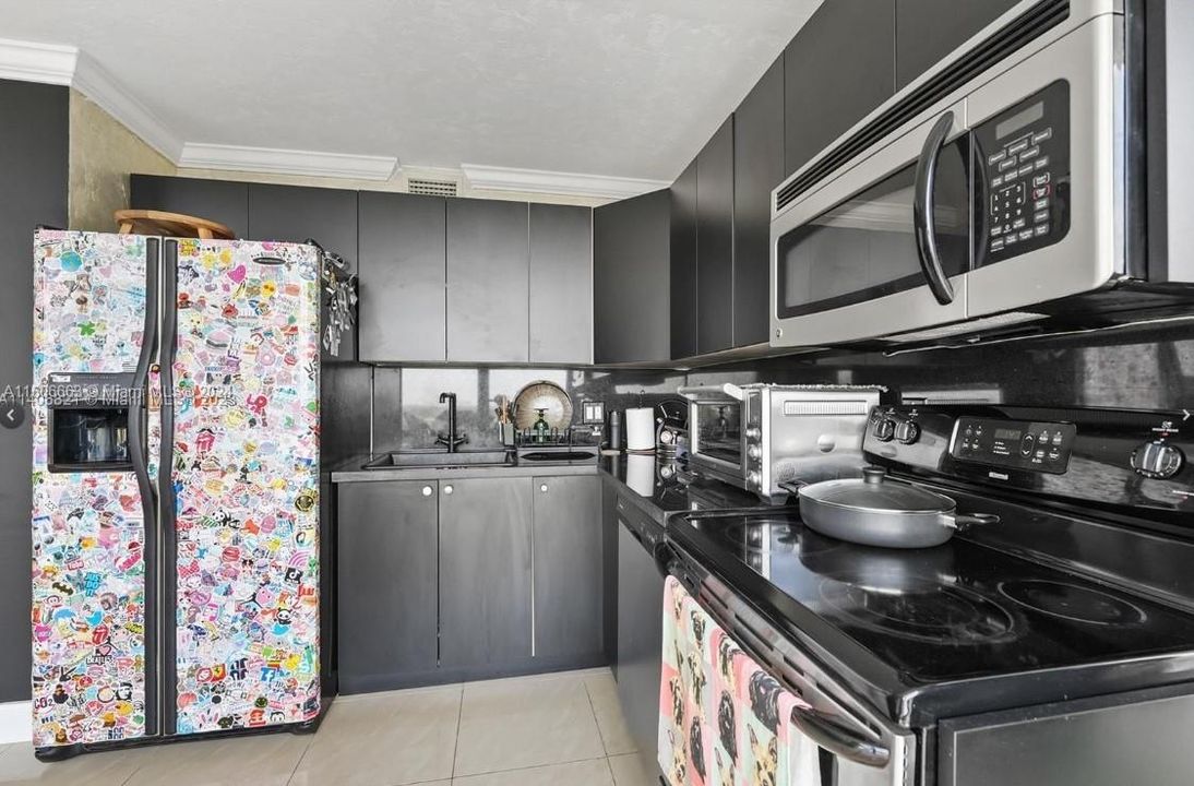 For Sale: $330,000 (2 beds, 1 baths, 1075 Square Feet)