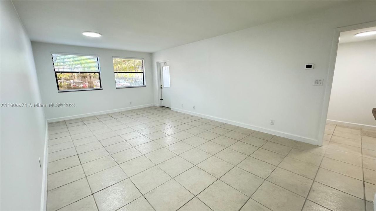 Active With Contract: $1,880 (1 beds, 1 baths, 710 Square Feet)