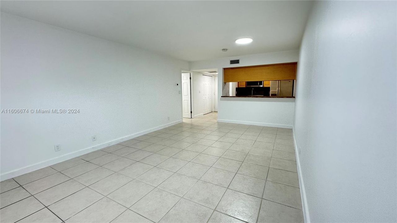 Active With Contract: $1,880 (1 beds, 1 baths, 710 Square Feet)