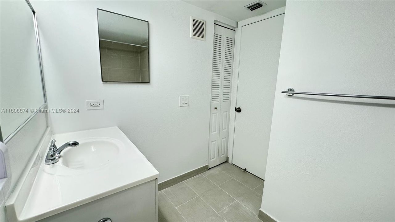 Active With Contract: $1,880 (1 beds, 1 baths, 710 Square Feet)