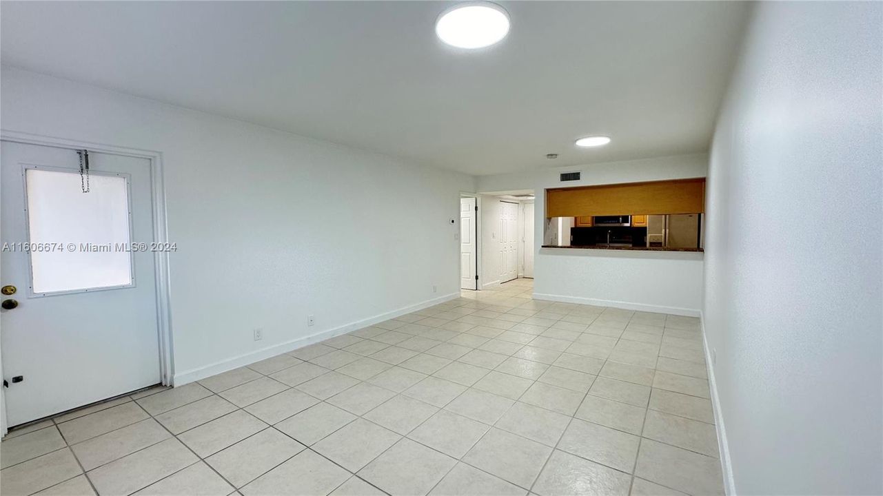 Active With Contract: $1,880 (1 beds, 1 baths, 710 Square Feet)