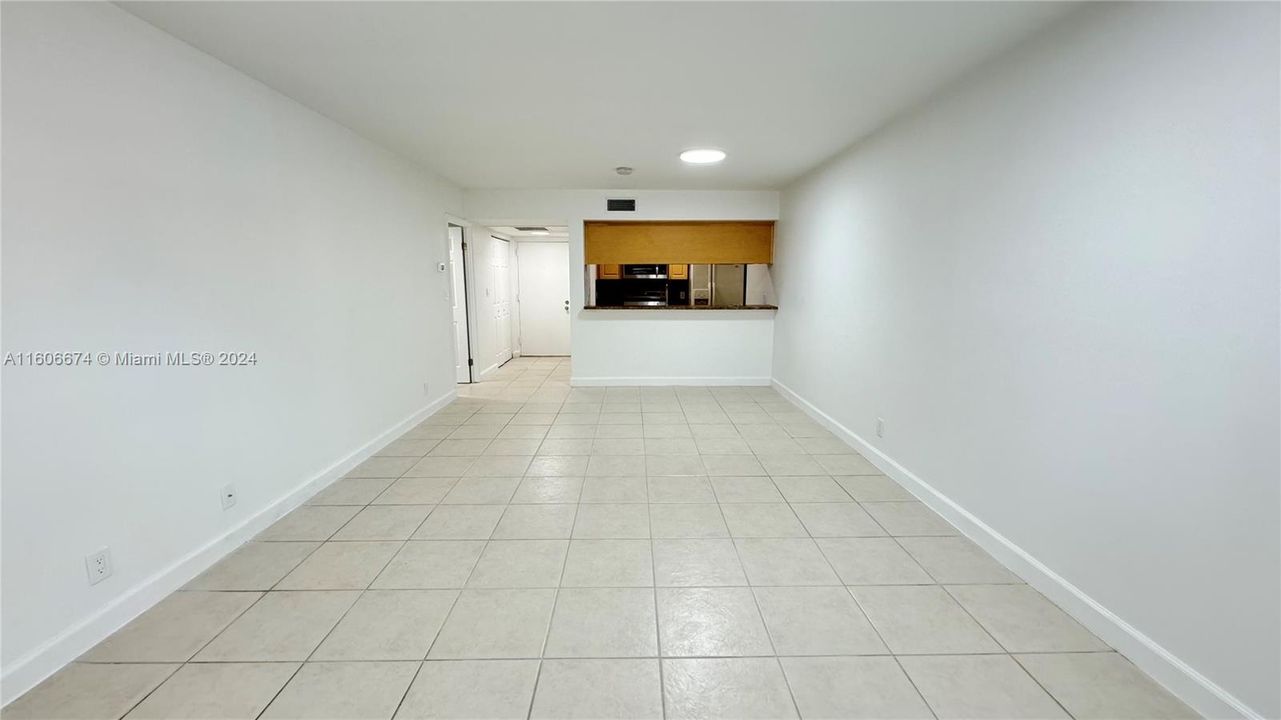 Active With Contract: $1,880 (1 beds, 1 baths, 710 Square Feet)