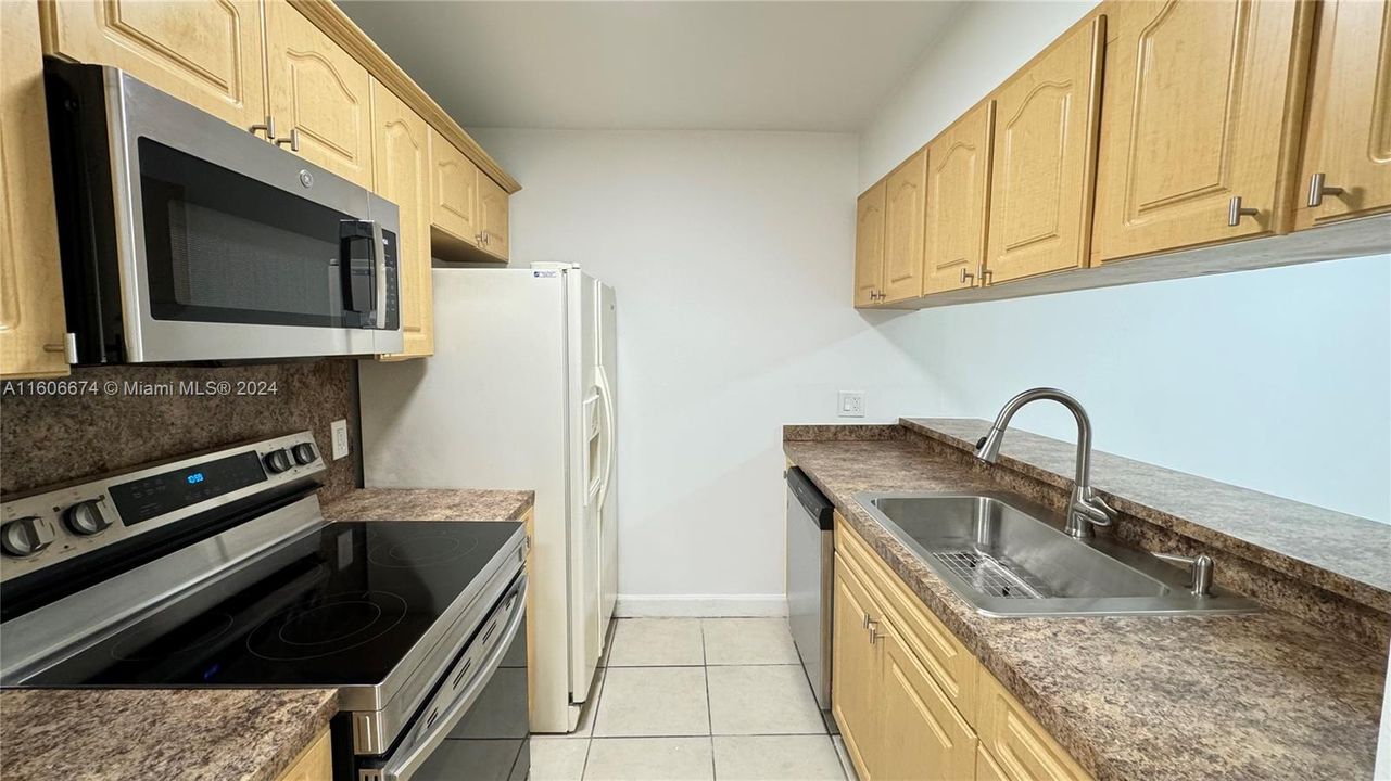 Active With Contract: $1,880 (1 beds, 1 baths, 710 Square Feet)