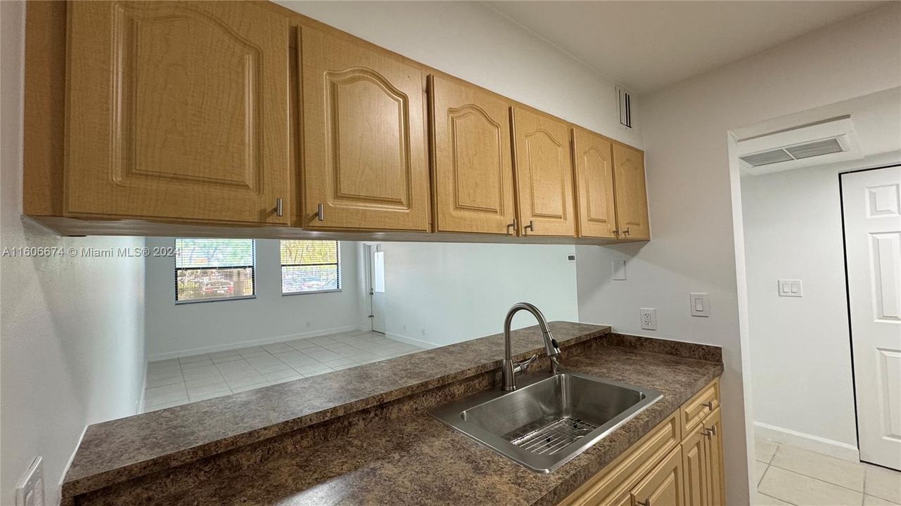 Active With Contract: $1,880 (1 beds, 1 baths, 710 Square Feet)