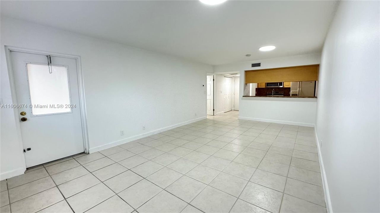 Active With Contract: $1,880 (1 beds, 1 baths, 710 Square Feet)