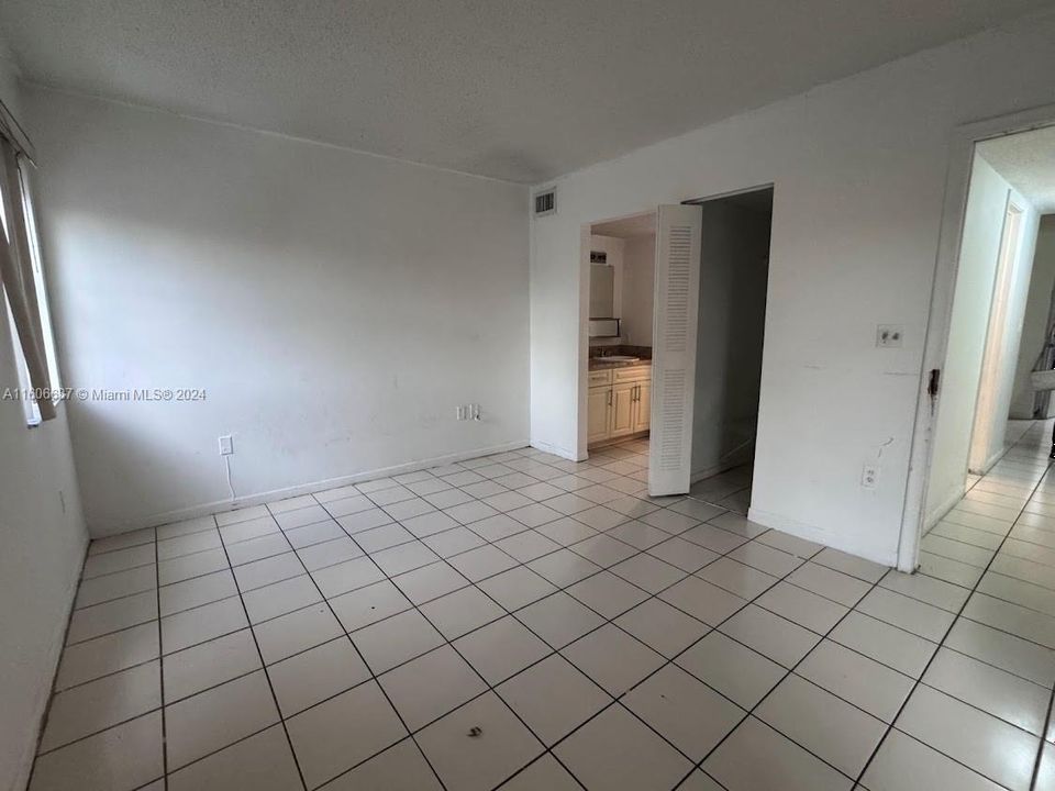 For Rent: $2,250 (2 beds, 1 baths, 758 Square Feet)