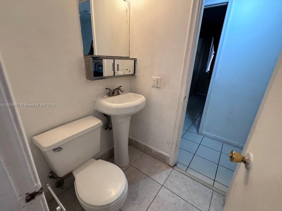 For Rent: $2,250 (2 beds, 1 baths, 758 Square Feet)