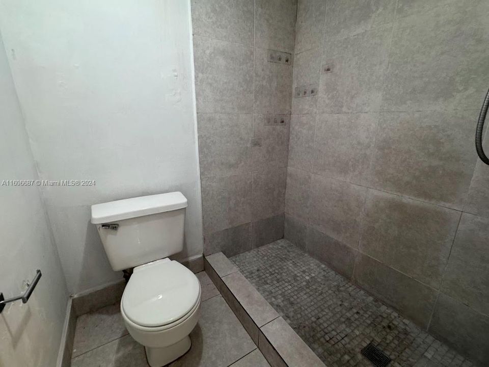 For Rent: $2,250 (2 beds, 1 baths, 758 Square Feet)