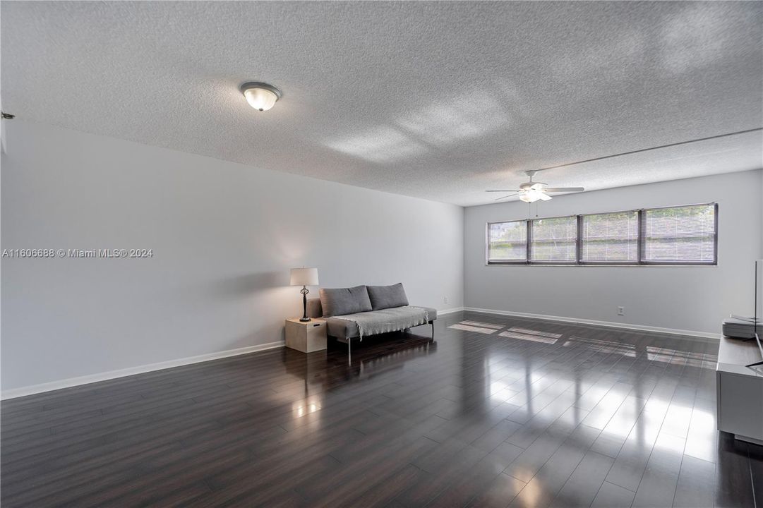 For Rent: $2,500 (1 beds, 1 baths, 855 Square Feet)