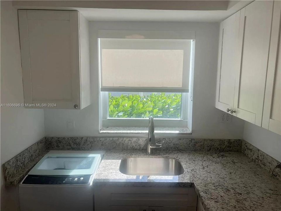 For Rent: $2,950 (2 beds, 1 baths, 786 Square Feet)