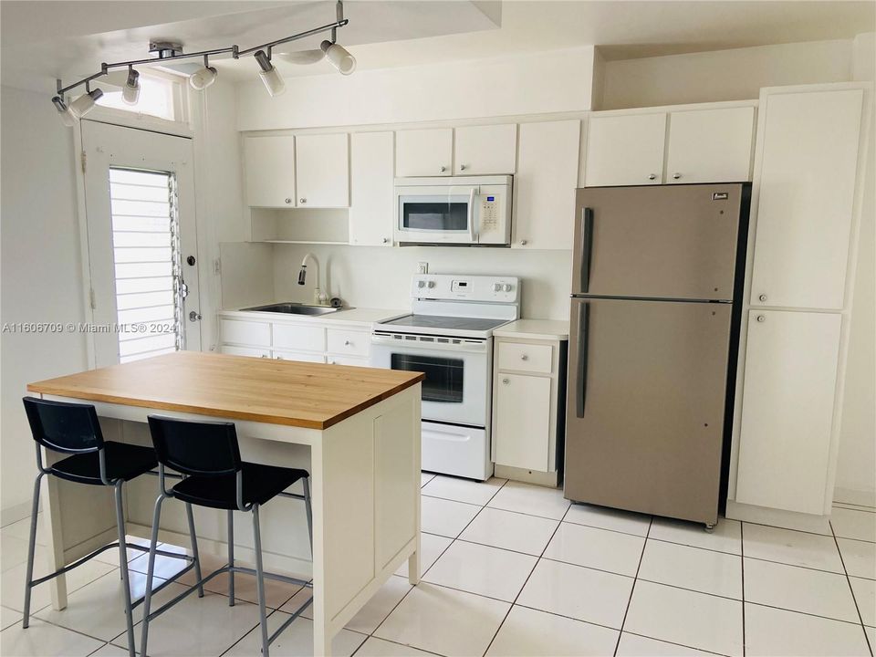 For Rent: $2,200 (1 beds, 1 baths, 586 Square Feet)