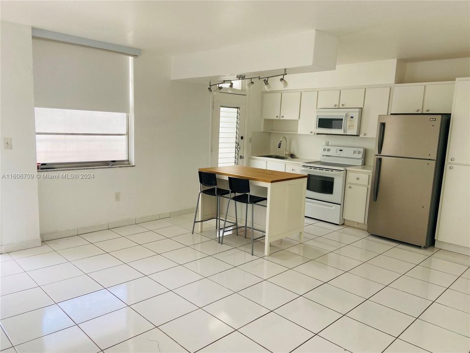 For Rent: $2,200 (1 beds, 1 baths, 586 Square Feet)