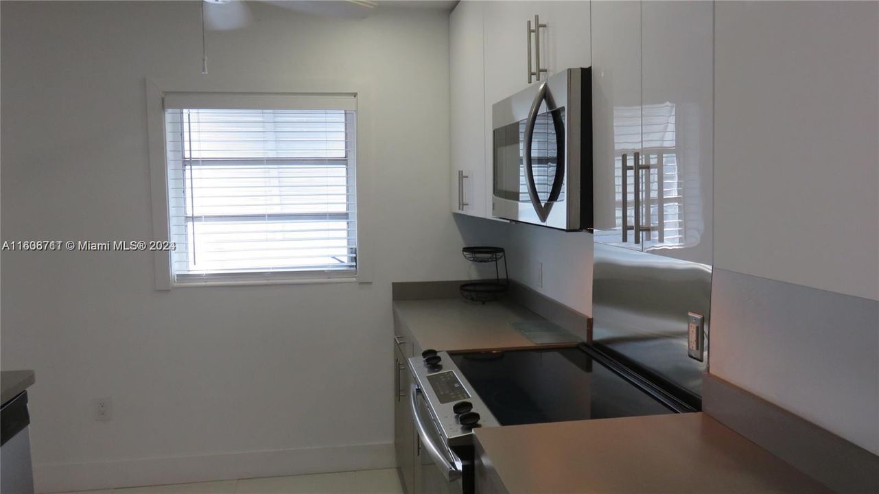 For Rent: $2,850 (1 beds, 1 baths, 688 Square Feet)