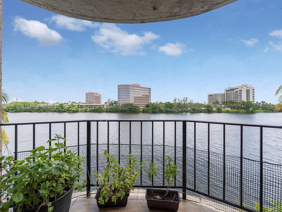 For Sale: $345,000 (2 beds, 2 baths, 1030 Square Feet)