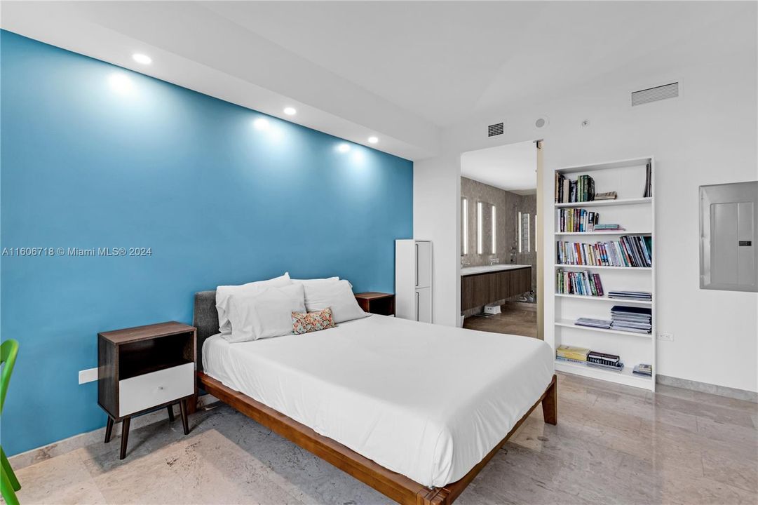 For Sale: $1,199,000 (2 beds, 2 baths, 1249 Square Feet)