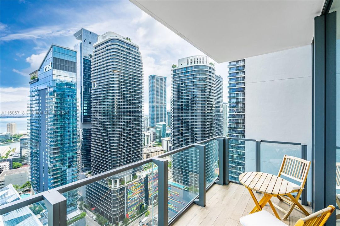 For Sale: $1,075,000 (2 beds, 2 baths, 1249 Square Feet)