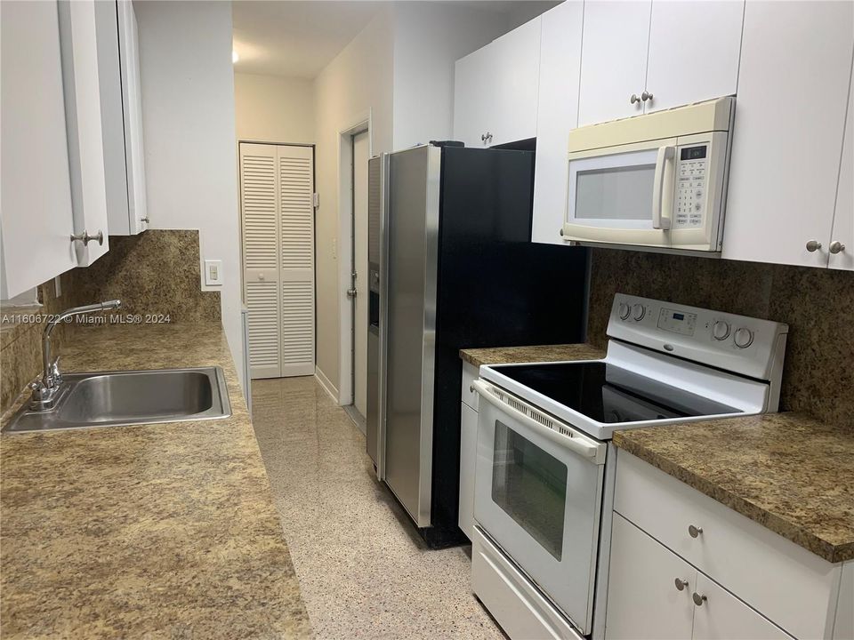 Active With Contract: $3,200 (3 beds, 1 baths, 1220 Square Feet)