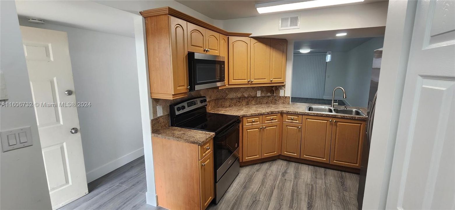 For Sale: $237,800 (2 beds, 2 baths, 920 Square Feet)