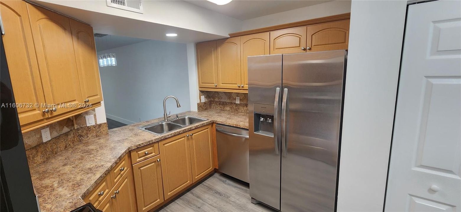 For Sale: $237,800 (2 beds, 2 baths, 920 Square Feet)
