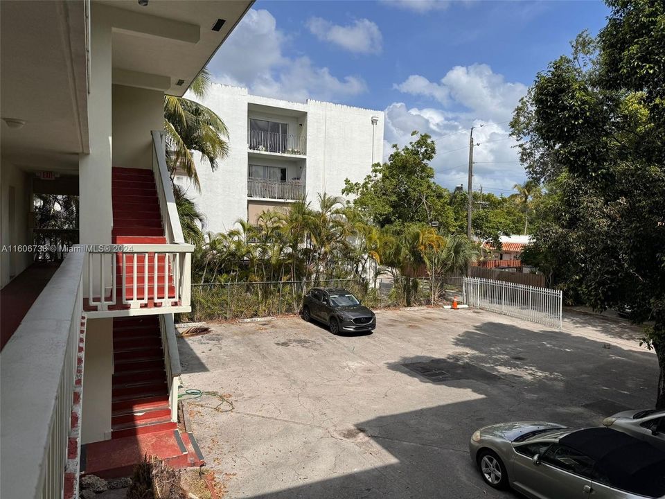 Active With Contract: $1,600 (1 beds, 1 baths, 661 Square Feet)