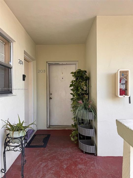 Active With Contract: $1,600 (1 beds, 1 baths, 661 Square Feet)