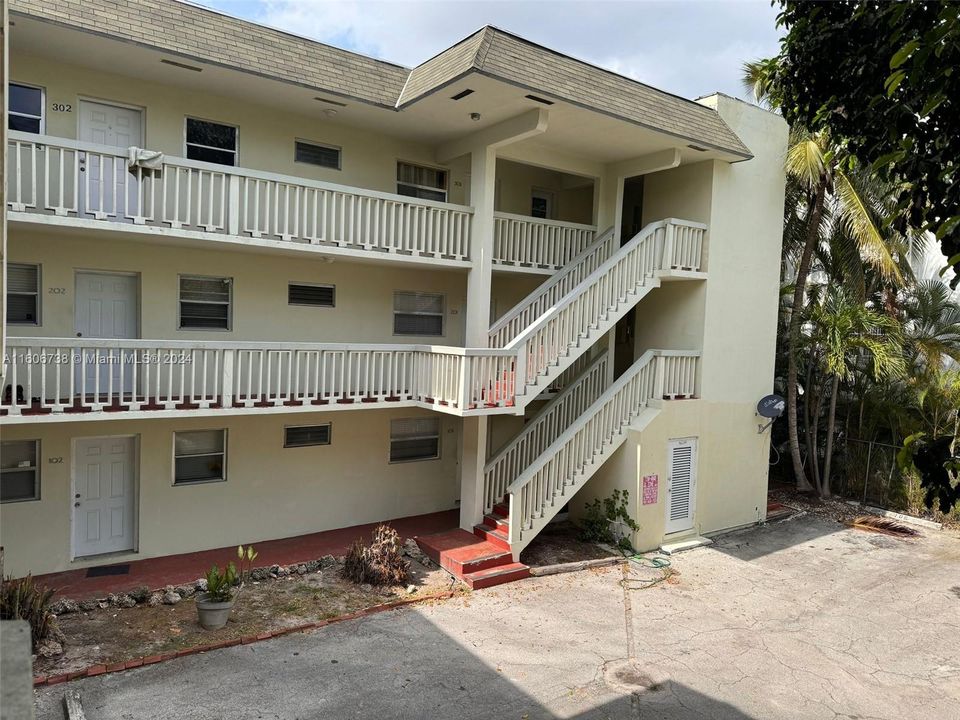 Active With Contract: $1,600 (1 beds, 1 baths, 661 Square Feet)