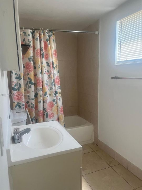 Active With Contract: $1,600 (1 beds, 1 baths, 661 Square Feet)