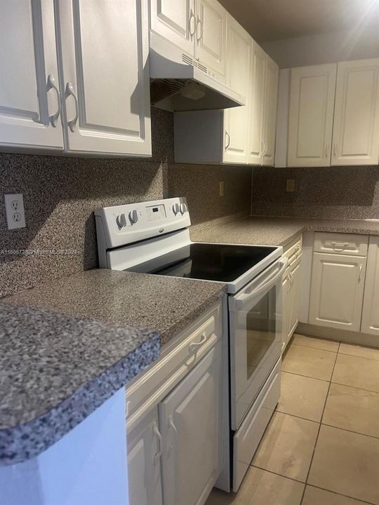 Active With Contract: $1,600 (1 beds, 1 baths, 661 Square Feet)