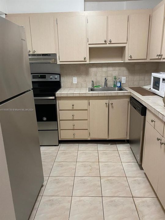 Recently Rented: $2,000 (1 beds, 1 baths, 778 Square Feet)