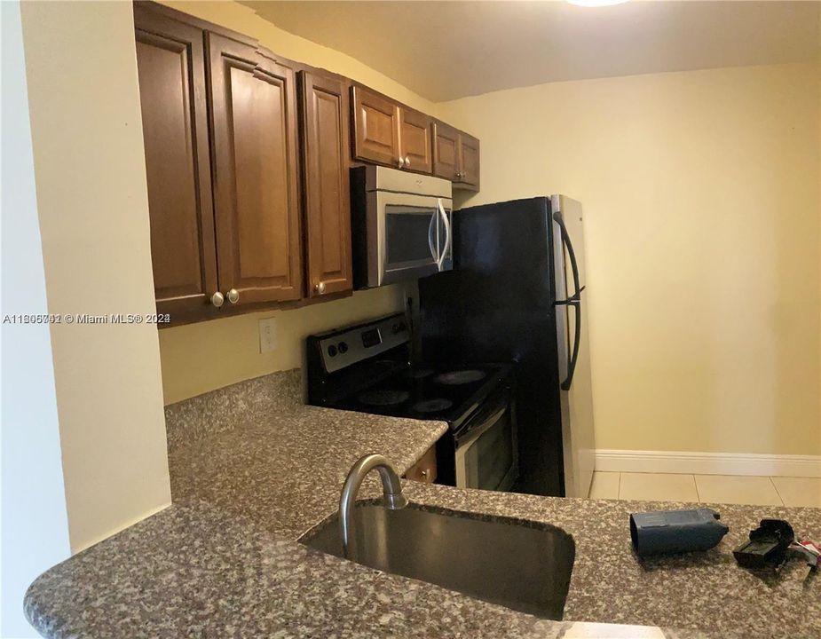 For Sale: $157,000 (1 beds, 1 baths, 826 Square Feet)