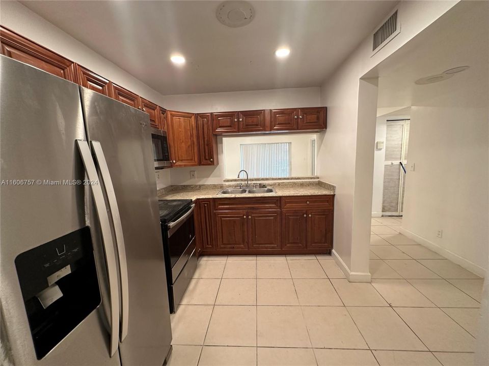 For Sale: $170,000 (2 beds, 2 baths, 855 Square Feet)