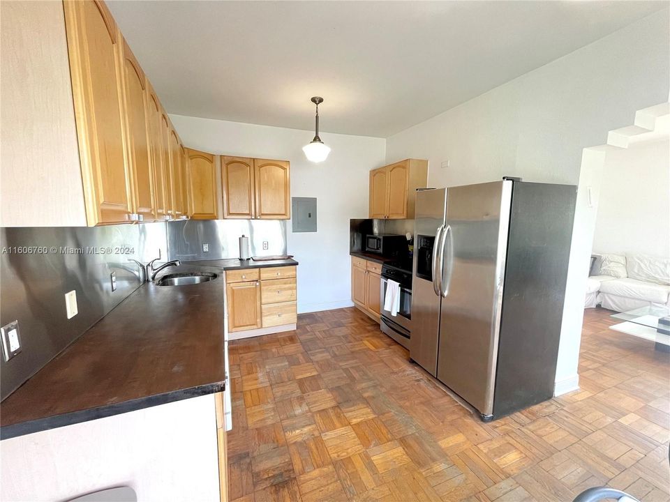 For Rent: $2,298 (1 beds, 1 baths, 750 Square Feet)