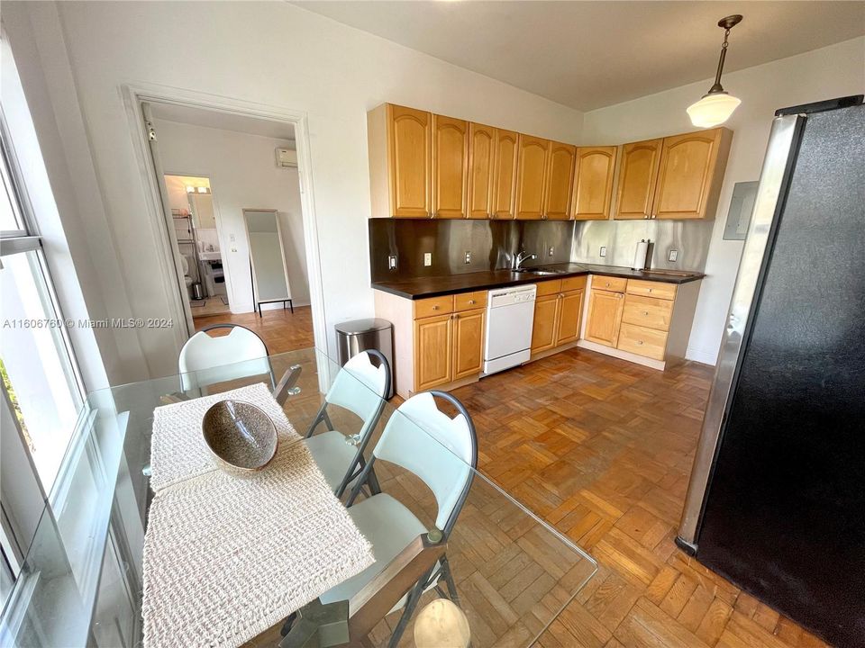 For Rent: $2,298 (1 beds, 1 baths, 750 Square Feet)