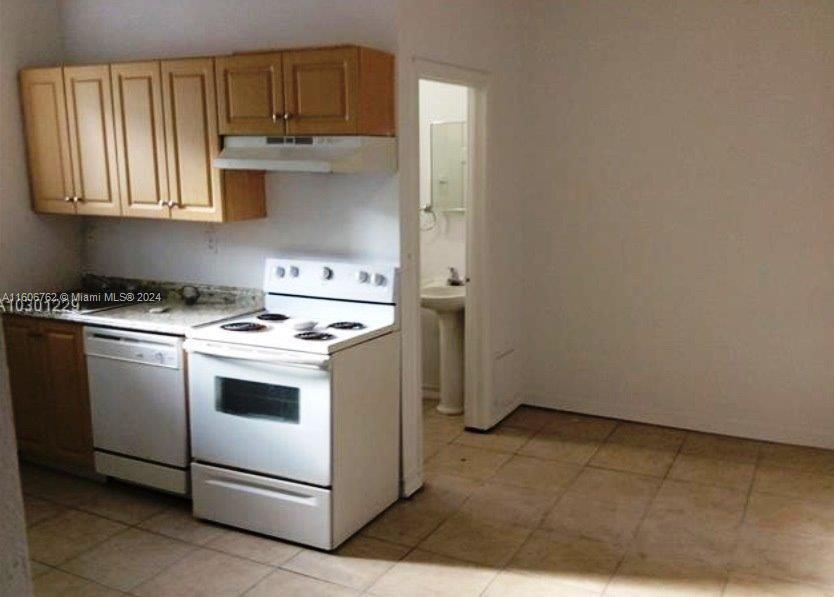 For Sale: $175,000 (1 beds, 1 baths, 465 Square Feet)