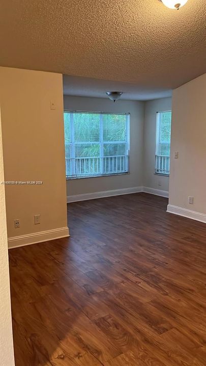 For Rent: $2,300 (2 beds, 2 baths, 1105 Square Feet)